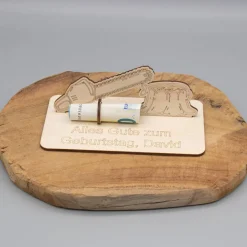Geldgeschenk Kettensäge mit Baum - aus Holz personalisiert