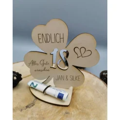 Geldgeschenk Kleeblatt Holz zum 30. Geburtstag – Personalisiertes Birkenholz Geschenk mit Namensgravur