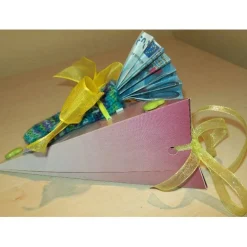 Geldgeschenk Konfirmation: Dreieckschachtel mit Socke & Schlüsselanhänger – Originelle Geschenkverpackung