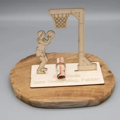 Geldgeschenk mit Basketballspieler/-in - aus Holz personalisiert