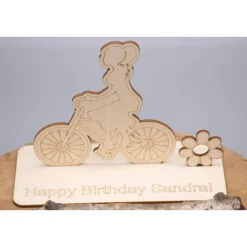 Geldgeschenk mit Fahrradfahrerin - aus Holz personalisiert