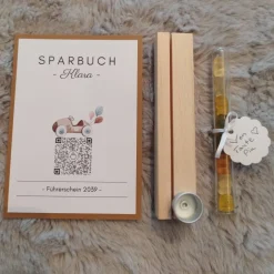 Geldgeschenk Personalisiert | Virtuelles Sparbuch | QrCode Geschenkkarte inklusive Reagenzglas und Kartenständern | Auto