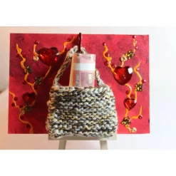 Geldgeschenk TASCHERL MIT HERZEN Collage auf einer Malplatte inklusive Staffelei und einer kleinen Wolltasche