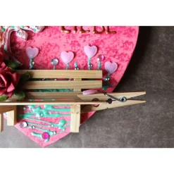 Geldgeschenk zu Geburtstag Muttertag Vatertag BAUM & BANK, Collage, abstrakt gestaltet auf einem herzförmigen Keilrahmen