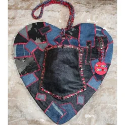 Geldgeschenk zu Valentinstag Muttertag oder Vatertag JEANSHERZ Collage, gestaltet auf einem herzförmigen Bambusbrett