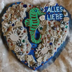 Geldgeschenk zum Muttertag oder Vatertag SEEPFERD, Collage, abstrakt gestaltet auf einem herzförmigen Keilrahmen