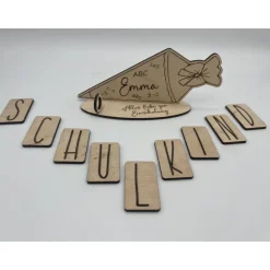 Geldgeschenk zur Einschulung aus Holz, Schultüte mit Wunschname, individueller Aufsteller, alternative Geschenkidee zur