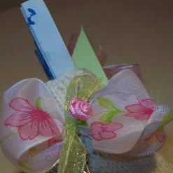 Geldgeschenk zur Kommunion & Taufe – Dreieckschachtel mit Stricksocke als Schlüsselanhänger