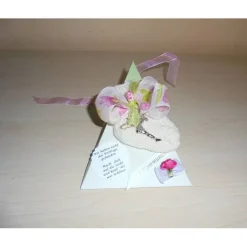 Geldgeschenk zur Kommunion & Taufe – Dreieckschachtel mit Stricksocke als Schlüsselanhänger