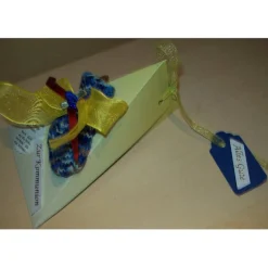 Geldgeschenk zur Kommunion oder Taufe – Dreieckschachtel mit Socke & Schlüsselanhänger