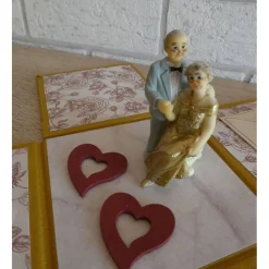 Geldgeschenkverpackung - Goldhochzeit - mit Brautpaarfigur - gold-weiß-schwarz-rot