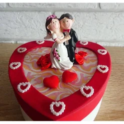 Geldgeschenkverpackung Herz mit Brautpaar und Verzierungen (rot-weiß)