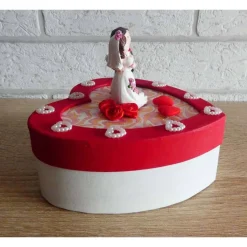 Geldgeschenkverpackung Herz mit Brautpaar und Verzierungen (rot-weiß)