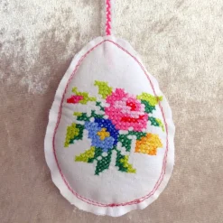 Genähte Osteranhänger für den Osterstrauß mit aufgesticktem Kreuzstichmuster – Upcycling