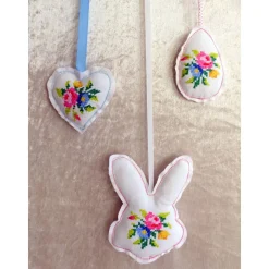 Genähte Osteranhänger für den Osterstrauß mit aufgesticktem Kreuzstichmuster – Upcycling