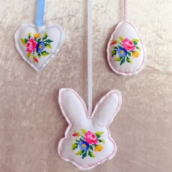 Genähte Osteranhänger für den Osterstrauß mit aufgesticktem Kreuzstichmuster – Upcycling