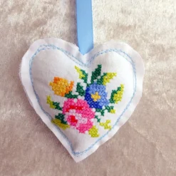 Genähte Osteranhänger für den Osterstrauß mit aufgesticktem Kreuzstichmuster – Upcycling