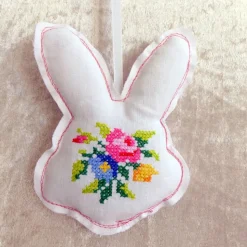 Genähte Osteranhänger für den Osterstrauß mit aufgesticktem Kreuzstichmuster – Upcycling