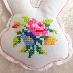 Genähte Osteranhänger für den Osterstrauß mit aufgesticktem Kreuzstichmuster – Upcycling