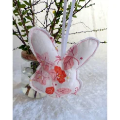 Genähter Osterhase für den Osterstrauß mit aufgenähtem Blumenmuster – Upcycling & Handarbeit