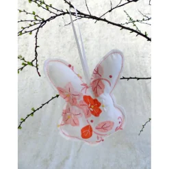 Genähter Osterhase für den Osterstrauß mit aufgenähtem Blumenmuster – Upcycling & Handarbeit