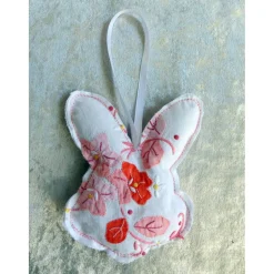 Genähter Osterhase für den Osterstrauß mit aufgenähtem Blumenmuster – Upcycling & Handarbeit