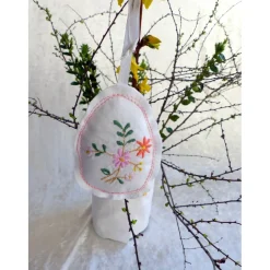 Genähtes Osterei für den Osterstrauß mit aufgesticktem Blumenmuster – Upcycling