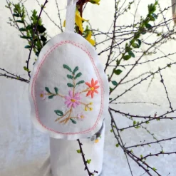 Genähtes Osterei für den Osterstrauß mit aufgesticktem Blumenmuster – Upcycling