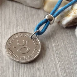 Geschenk / Kette mit einem alten 50-Pfennig-Stück von 1975