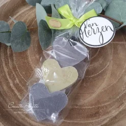 Geschenk - Mitbringsel mit 3 Seifenherzen aus Schafmilch "GRAU-GRÜN" mit handgestempeltem Anhänger "von Herz