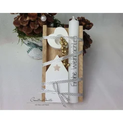 Geschenk mit Weihnachtskerze, Kerzenständer und Haus aus Beton