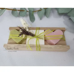 Geschenk Schafmilchseifen in Holzverpackung mit Seifenherzen grün-weiß-rosa