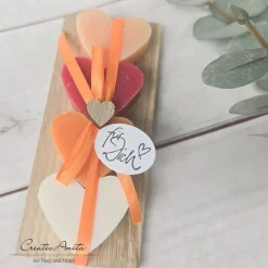 Geschenk Seifen-Herzen aus Schafmilch auf Holz - ORANGE-ROT