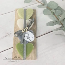 Geschenk Seifen-Herzen aus Schafmilch auf Holz - NATUR