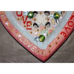 Geschenk Valentinstag LOVE abstrakt gestaltetes Herz aus Holz in Knopfoptik mit Acrylfarbe im Shabby-Stil gestaltet