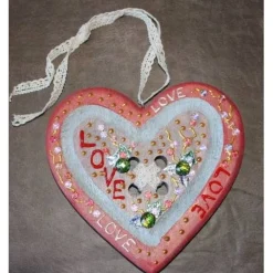 Geschenk Valentinstag LOVE abstrakt gestaltetes Herz aus Holz in Knopfoptik mit Acrylfarbe im Shabby-Stil gestaltet