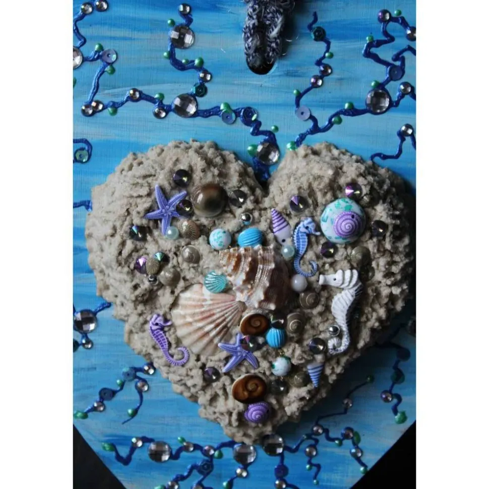 Geschenk zu Muttertag Valentinstag STRANDSPAZIERGANG maritime Collage, abstrakt gestaltet auf herzförmigem Bambusbrett