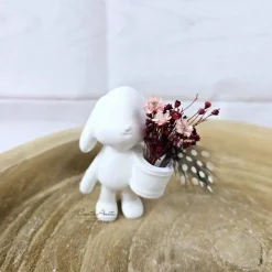 Geschenk zu Ostern - Süßer Hase mit Blumenkörbchen - Betondeko - ROSA