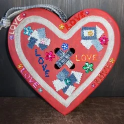 Geschenk zum Valentinstag LOVE abstrakt gestaltetes Herz aus Holz mit Acrylfarbe im Shabby-Stil bemalt