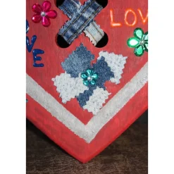 Geschenk zum Valentinstag LOVE abstrakt gestaltetes Herz aus Holz mit Acrylfarbe im Shabby-Stil bemalt