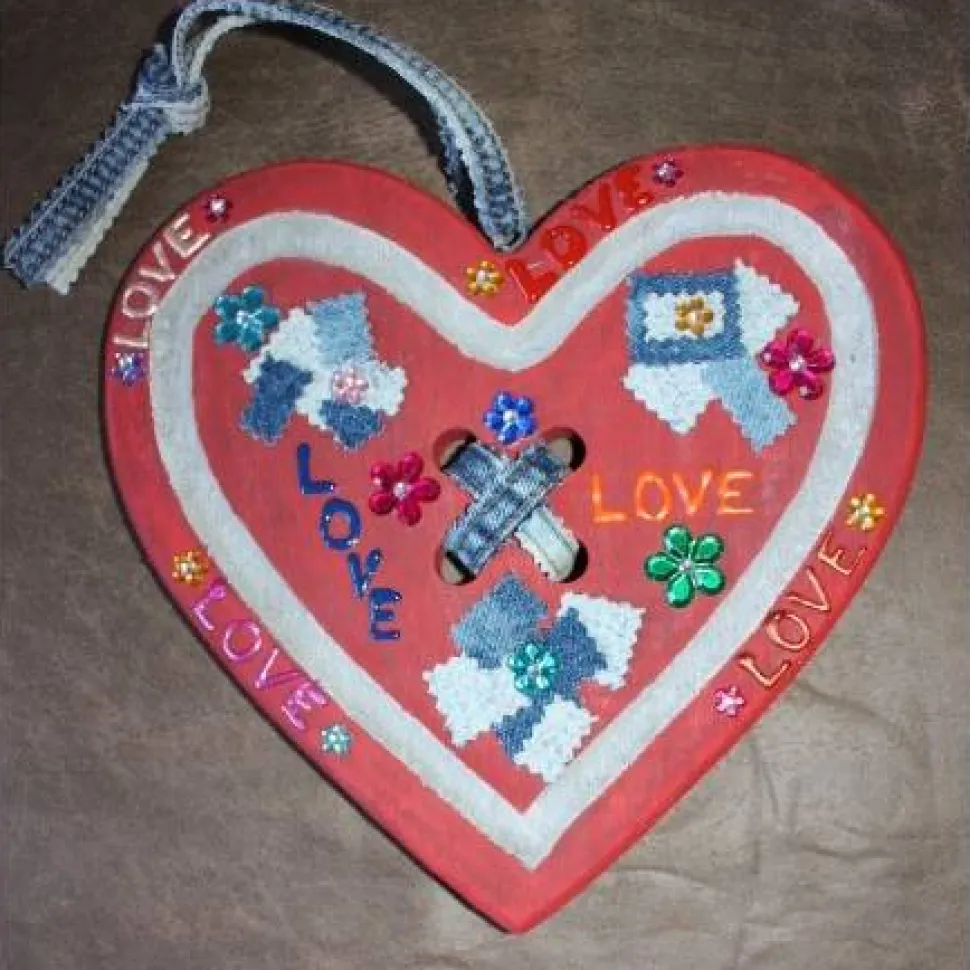 Geschenk zum Valentinstag LOVE abstrakt gestaltetes Herz aus Holz mit Acrylfarbe im Shabby-Stil bemalt