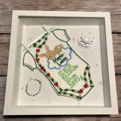 Geschenk zur Geburt, Erinnerungsrahmen, Rahmen mit besticktem Baby-Body in 3D-Rahmen, XL-Body, Geschenk zur Taufe