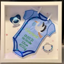 Geschenk zur Geburt, Erinnerungsrahmen, Rahmen mit besticktem Baby-Body in 3D-Rahmen, XL-Body, Geschenk zur Taufe