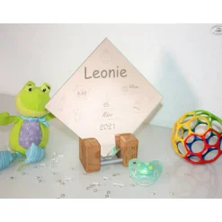 Geschenk zur Geburt, personalisiertes Geburtsgeschenk, Babygeschenk, Taufe, Spiegel mit Holz-Standfuß