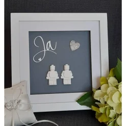 Geschenk zur Hochzeit - Brautpaar in Form von Legomännchen unter dem Wörtchen "JA"