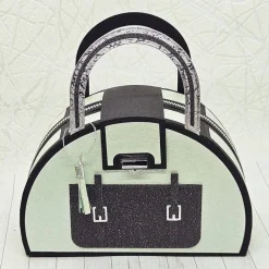 Geschenkbox Handtasche Unikat – elegante Verpackung aus 300 g/m² Fotokarton mit floraler Innenverzierung