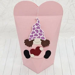 Geschenkbox Herz rosa mit Wichtelanhänger – Perfekt für Verliebte