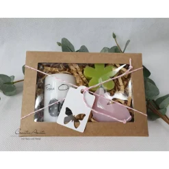 Geschenkbox mit handverzierter Kerze "Frohe Ostern" und Schafmilchseifen Hase (Magnolie) und Blume - Osterkerze