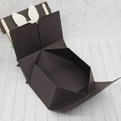 Geschenkbox Osterhase | Handgefertigt | Rote Schubkarre & Möhren | Box für Geld & Gutscheine | Mit abnehmbarem Anhänger