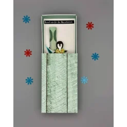 Geschenkbox Reisegeld: Surfender Pinguin als origineller Urlaubszuschuss